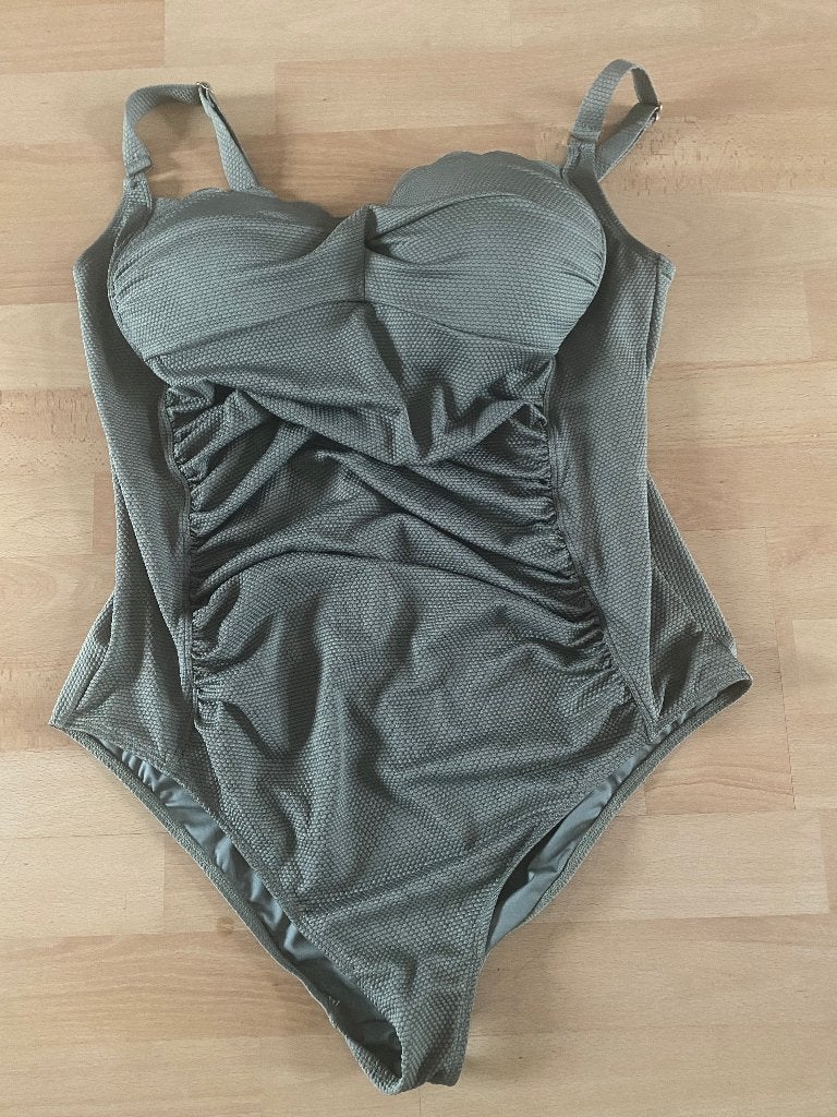 Badpak groen bewerkt nieuw 48, Kleding | Dames, Nieuw, Badpak, Ophalen of Verzenden, Hunkemoller