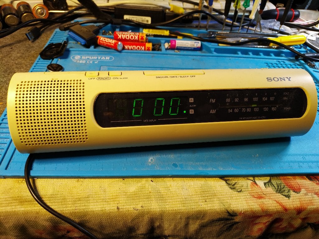 Vintage Sony ICF-C760 Alarm Klok Radio, Gebruikt, Geel, Ophalen of Verzenden, Tafelklok