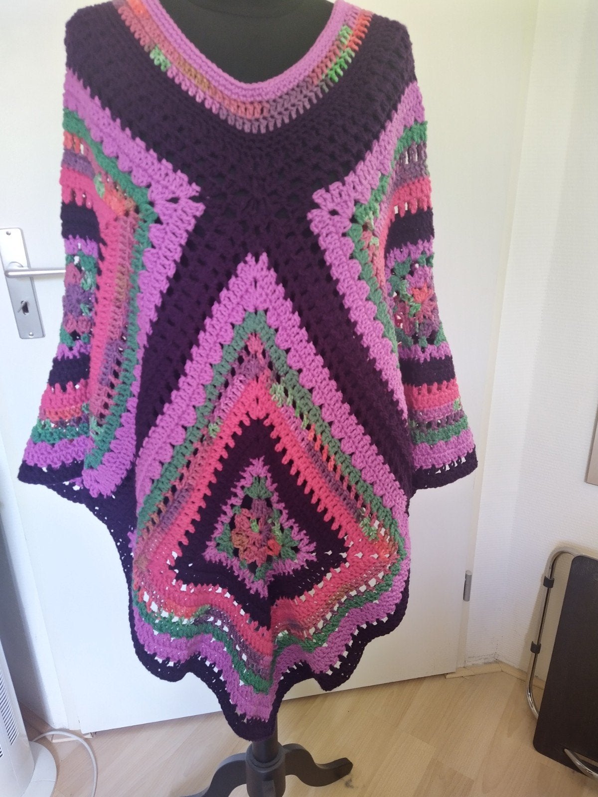Nieuwe handgehaakte poncho van zacht acrylgaren, Handgemaakt, Ophalen of Verzenden, Nieuw
