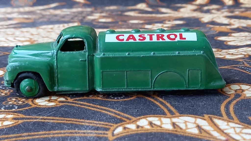 Oude Dinky Toys model tankwagen uit Engeland 11 cm.