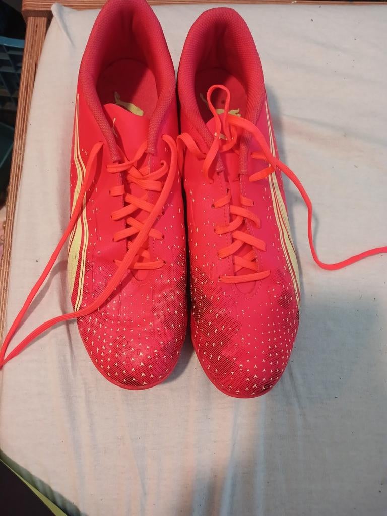 Puma Ultra zaalvoetbalschoenen rood, Sport en Fitness, Voetbal, Ophalen of Verzenden, Zo goed als nieuw, Schoenen