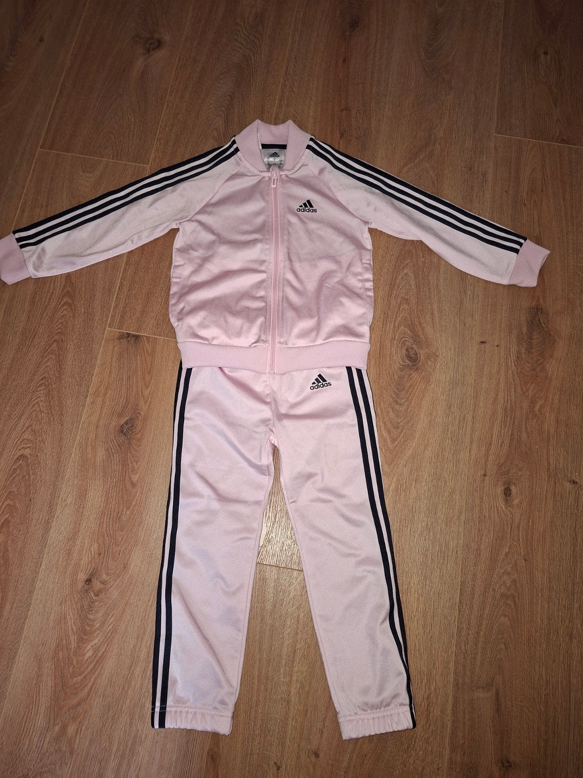 Adidas Trainingspak Roze - Meisjes Maat 104, Adidas, Meisje, Nieuw, Ophalen of Verzenden