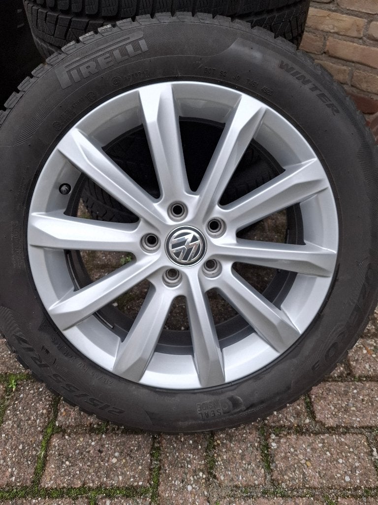 Te koop VW winterbanden Pirelli plus velgen 17 inch, Auto-onderdelen, Ophalen, Banden en Velgen, 17 inch, Winterbanden