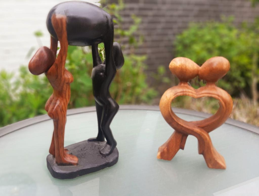 Houten Sculpturen 2 stuks  22 cm., Ophalen