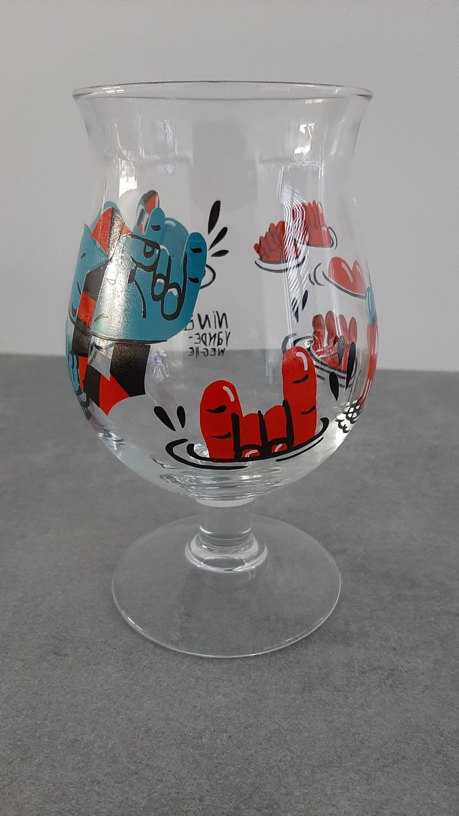Duvel glas Nina van de Weghe limited art rood blauw, Verzamelen, Biermerken, Ophalen of Verzenden, Zo goed als nieuw, Glas of Glazen