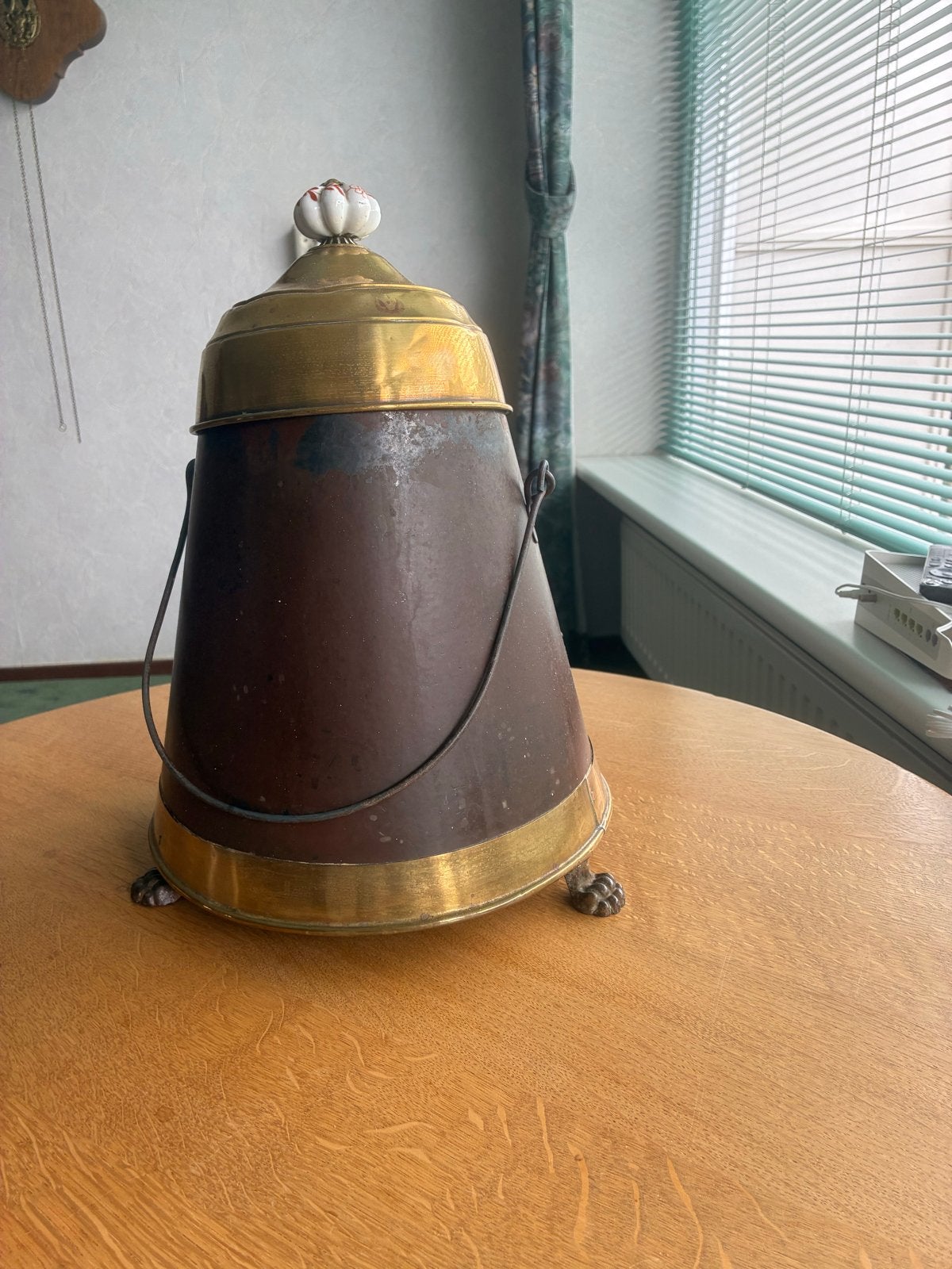 Antieke koperen kolenemmer/doofpot met porseleinen knop, Ophalen