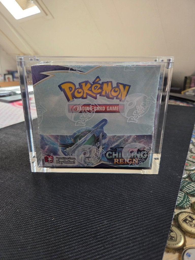 Chilling Reign boosterbox in acryl case, Ophalen of Verzenden, Zo goed als nieuw, Boosterbox, Foil