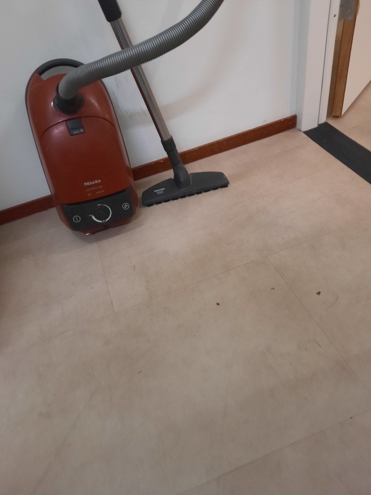 Miele stofzuiger 1800W - Krachtig en betrouwbaar, Witgoed en Apparatuur, Ophalen, Gebruikt, 1600 tot 2000 watt, Miele