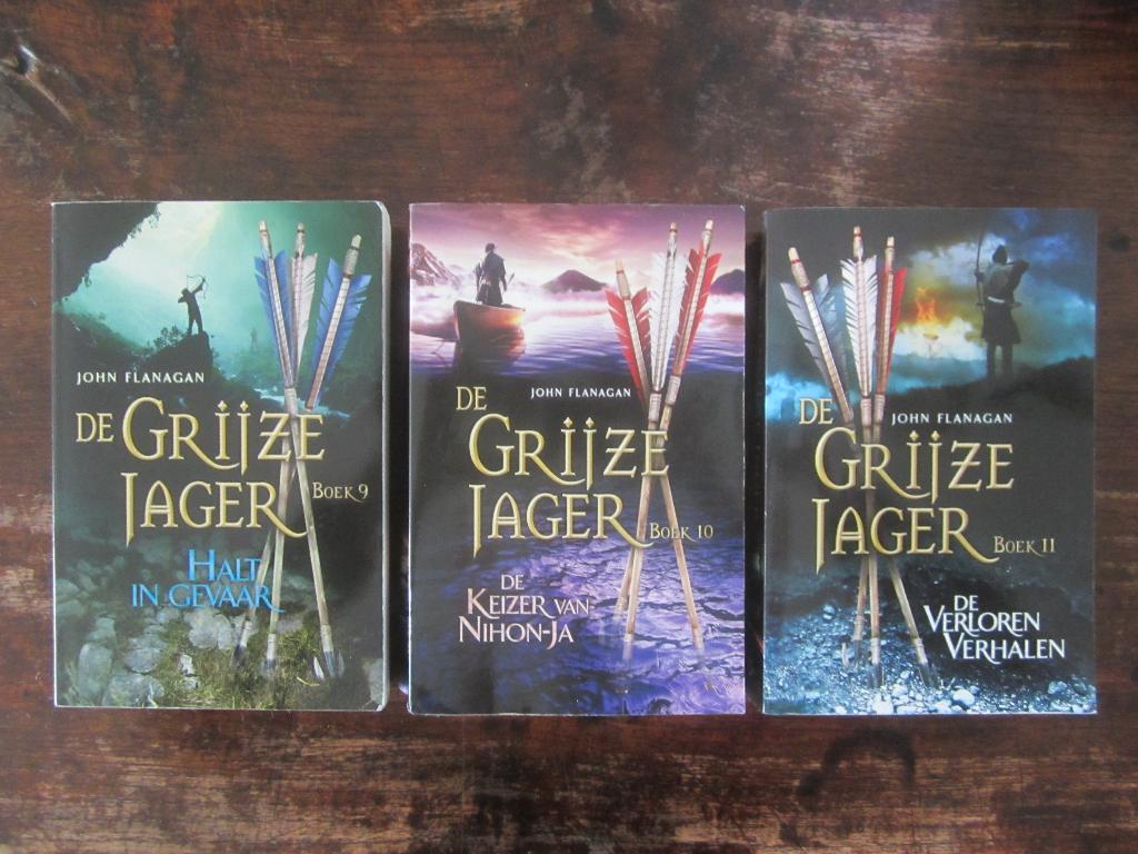 John Flanagan De Grijze jager deel 10,11 keizer/verloren/h, Verzenden, Zo goed als nieuw