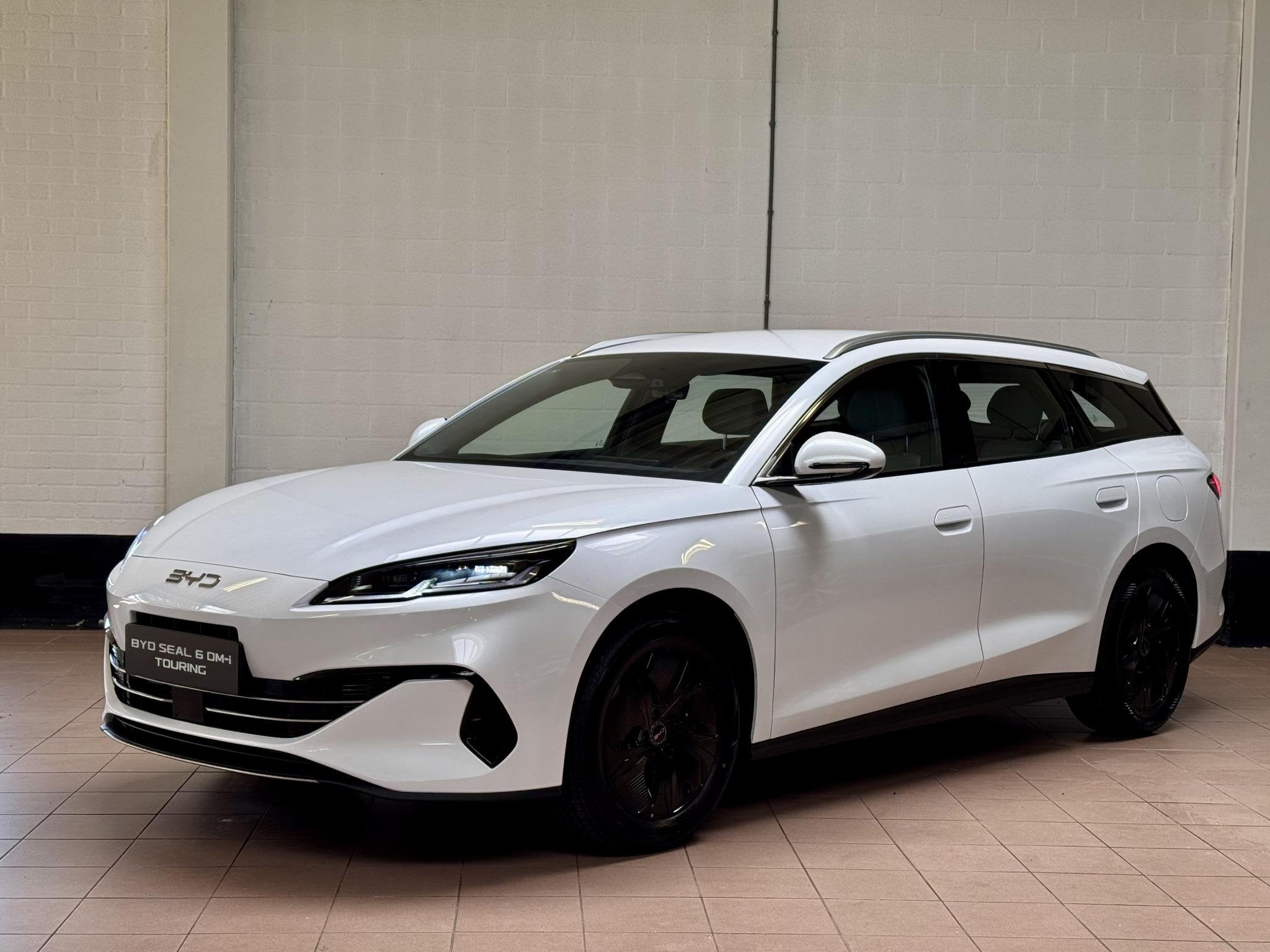 BYD SEAL 6 Touring 1.5 DM-i Boost | DEMO DEAL | Carplay |, Auto's, 12 maanden, 1498 cc, 4 cilinders, Wit