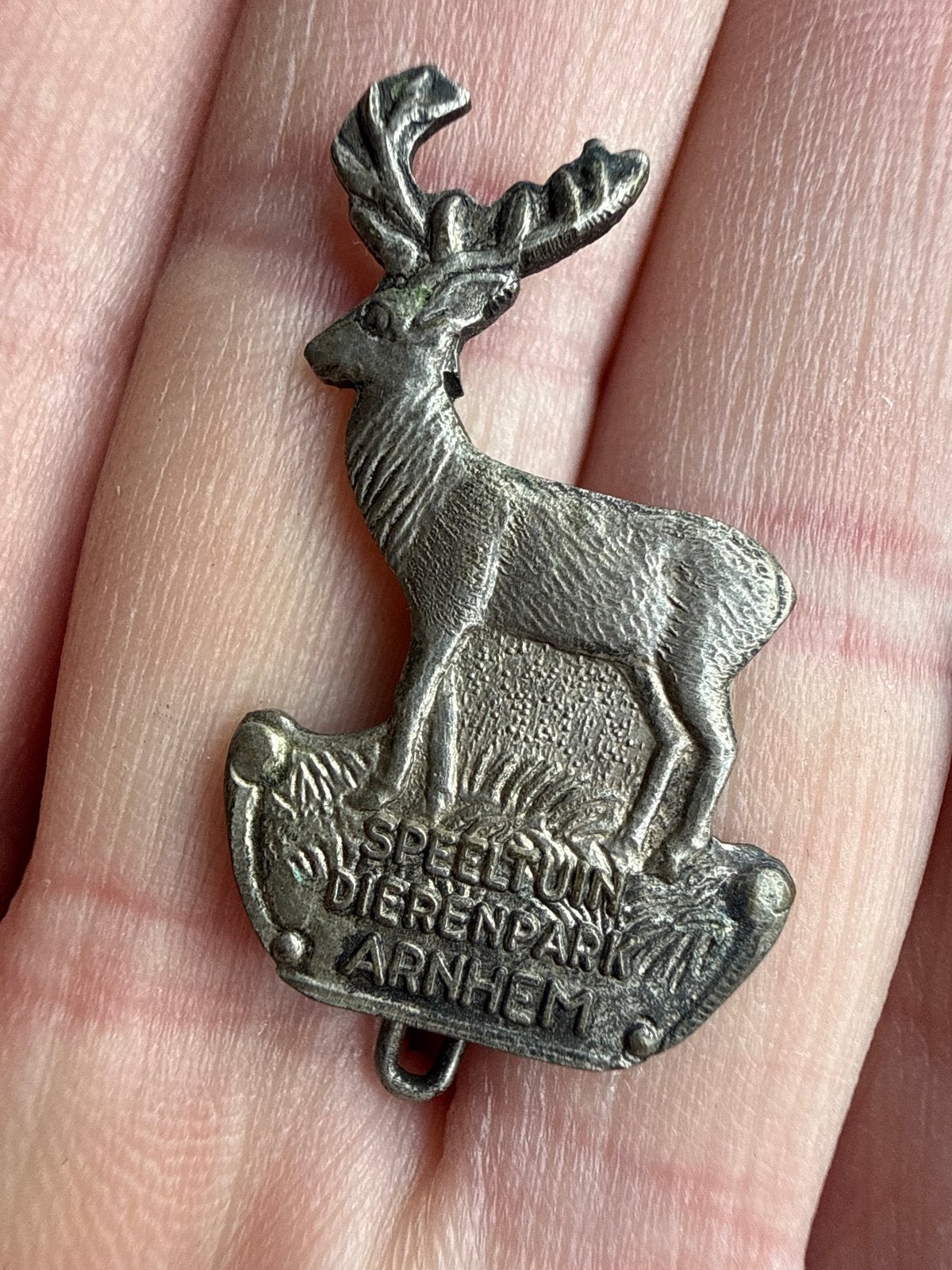 Vintage Broche Speeltuin Dierenpark Arnhem Hert, Overige materialen, 4 tot 7 cm, Gebruikt, Ophalen of Verzenden