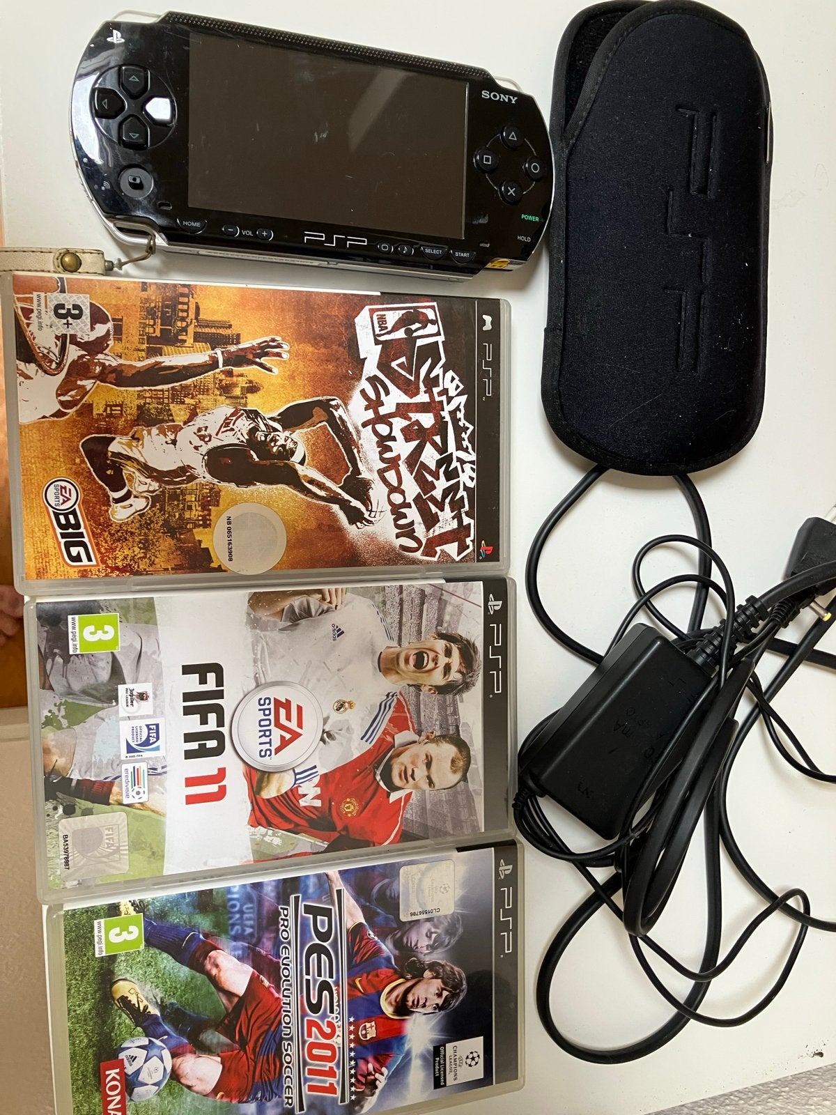 Sony PSP PlayStation Portable met 3 games, oplader en hoesje, Spelcomputers en Games, Spelcomputers | Sony PSP, Zwart, Ophalen of Verzenden