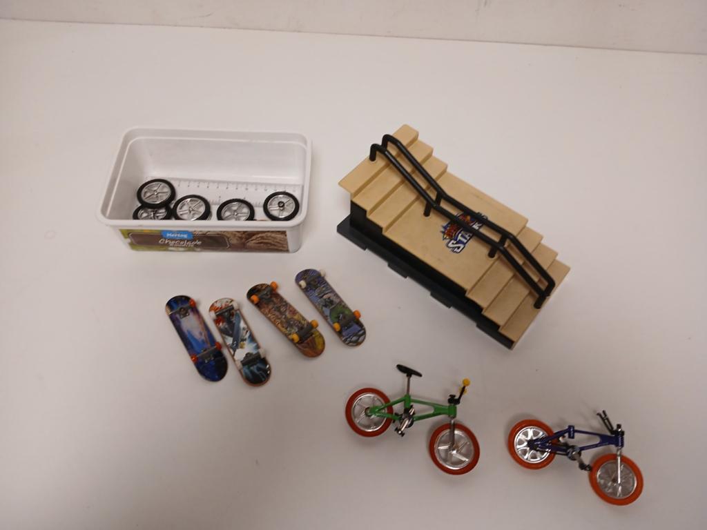 Finger skateboard en finger bmx met veel accessoires, Ophalen of Verzenden