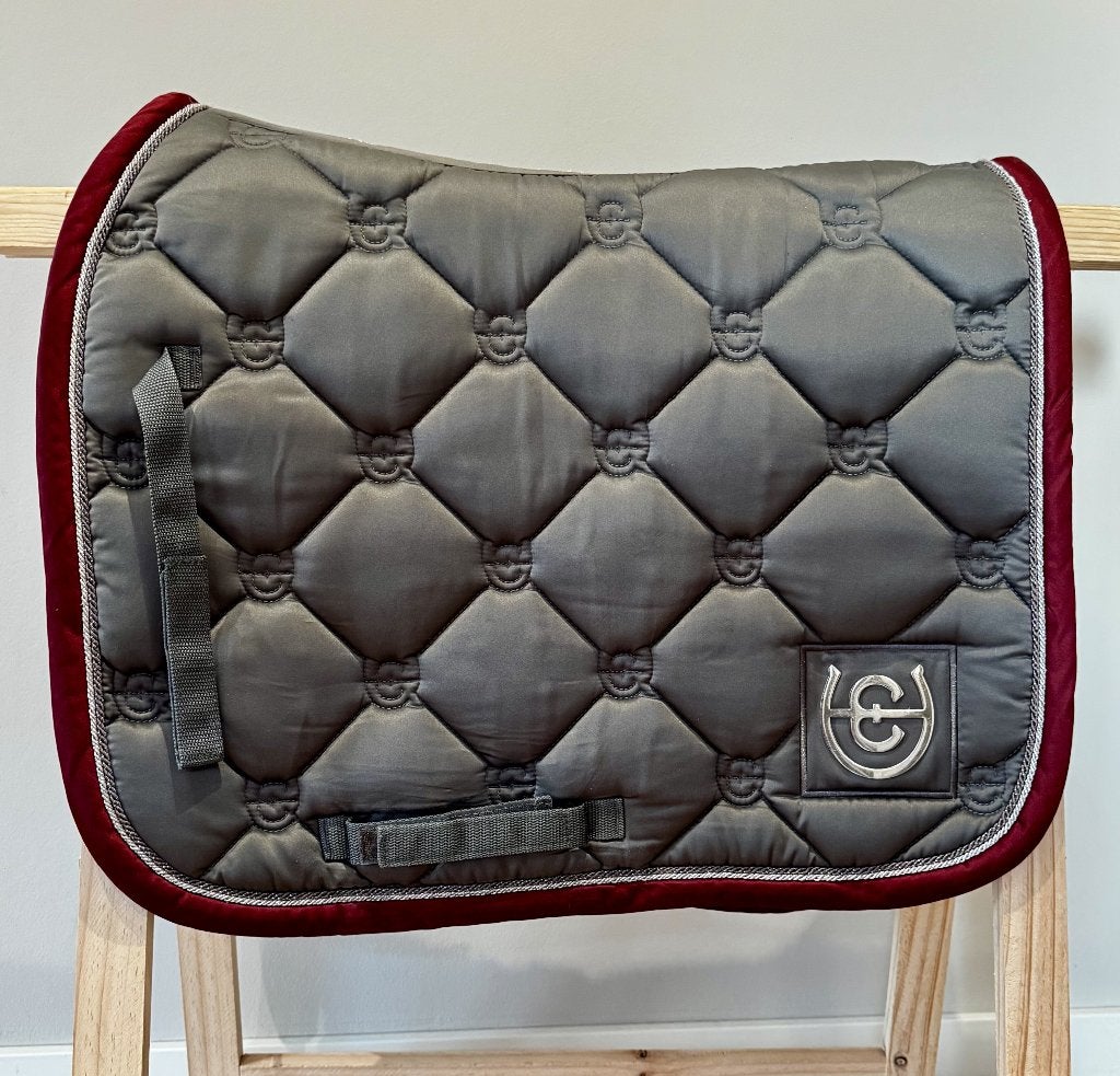 Dressuurdekje van Equestrian Stockholm, kleur grijs/bordeaux, Dieren en Toebehoren, Gebruikt, Dressuurdekje, Cob (M), Equestrian Stockholm