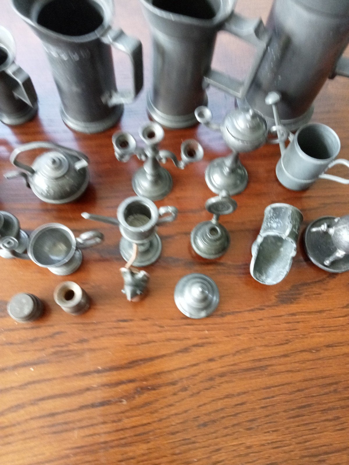 Verzameling van miniatuur tinnen voorwerpen, Ophalen