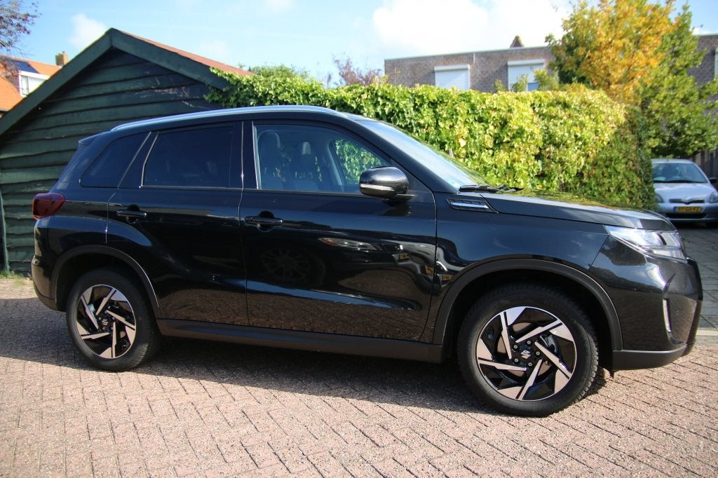 Suzuki Vitara 1.5 Hybrid Style (bj 2025, automaat), Auto's, Gebruikt, Zwart, 4 cilinders, Zwart