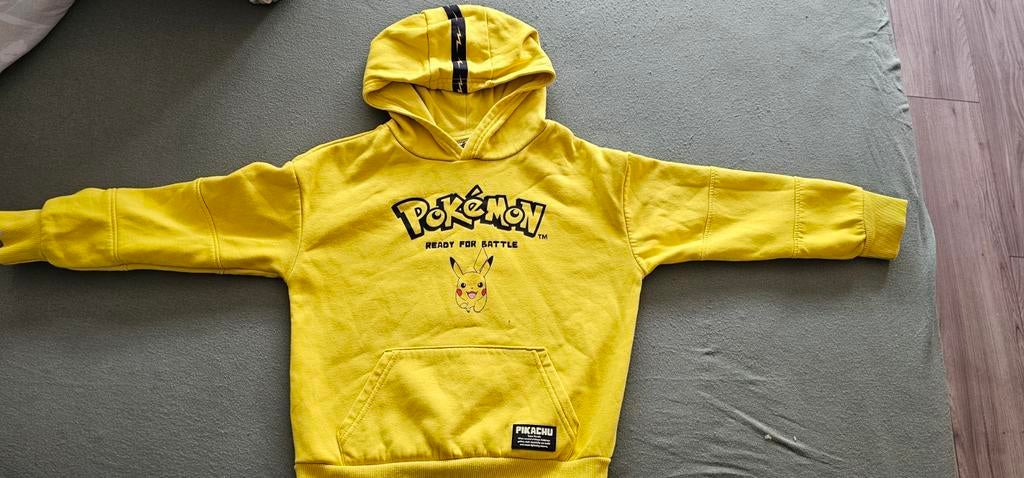 Gele Pokémon Hoodie - Pikachu "Ready for Battle"  maat 128, Ophalen, Zo goed als nieuw, Pokémon, Jongen of Meisje