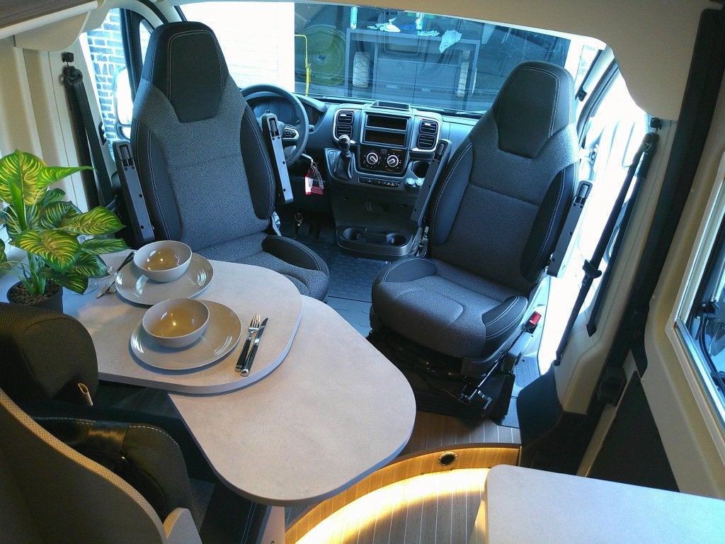 Etrusco CV 640 PB 8-traps automaat, Caravans en Kamperen, Automaat, Buscamper of Camperbus, Ringverwarming, Dakluik