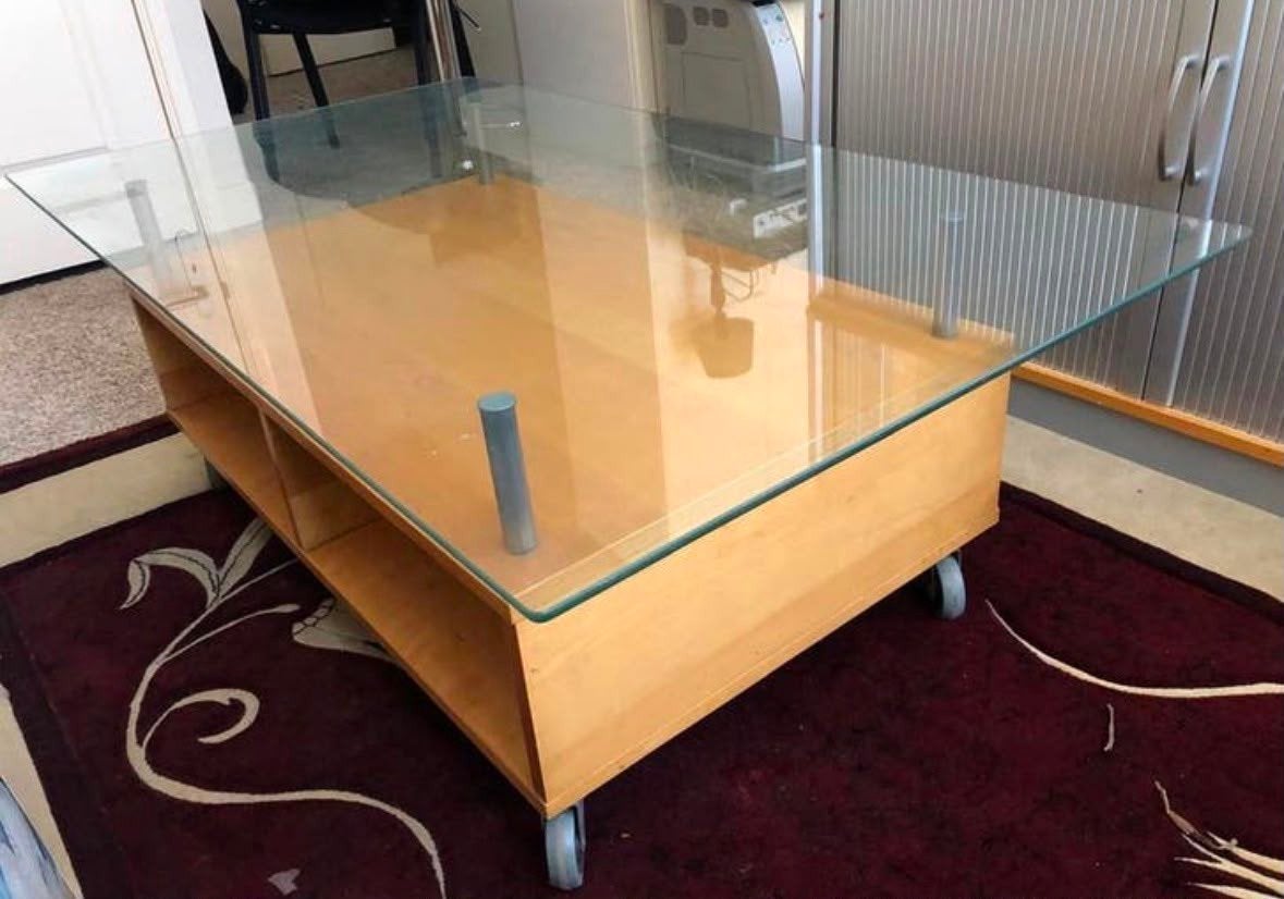 Salontafel op wielen met glazen blad en opbergruimte, Ophalen, 50 – 75, Gebruikt, 100 tot 150 cm