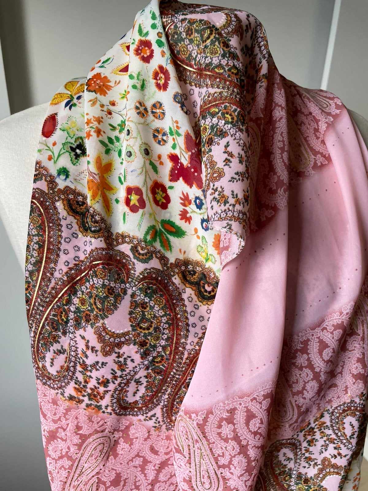 Aparte fleurige sjaal met bloemen en cashmere, Kleding | Dames, Mutsen, Sjaals en Handschoenen, Ophalen of Verzenden, Nieuw, Maat 46/48 (XL) of groter