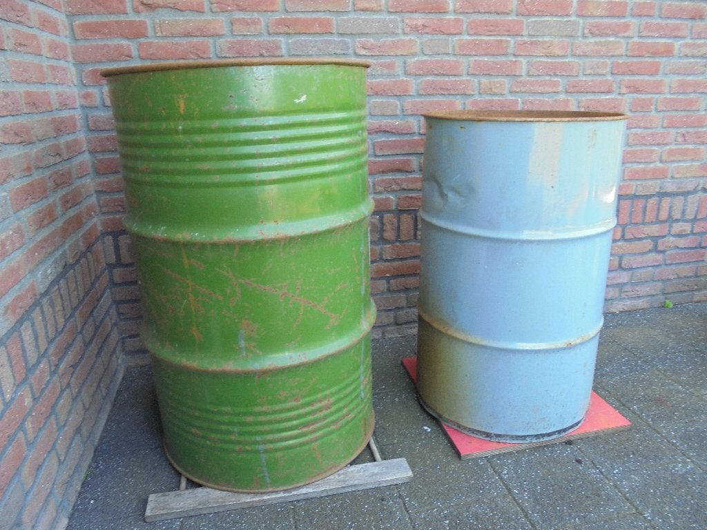 2 x Metalen regentonnen 300 ltr en 200 ltr., 150 liter of meer, Ophalen, Gebruikt, Metaal