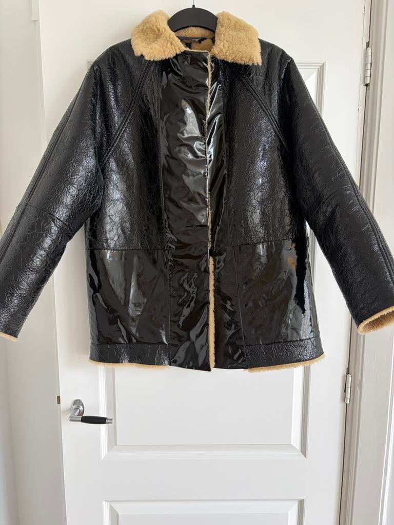 Kassl Editions Hip Shearling Laquer Coat black jas zwart M, Kleding | Dames, Jassen | Winter, Ophalen of Verzenden, Zo goed als nieuw