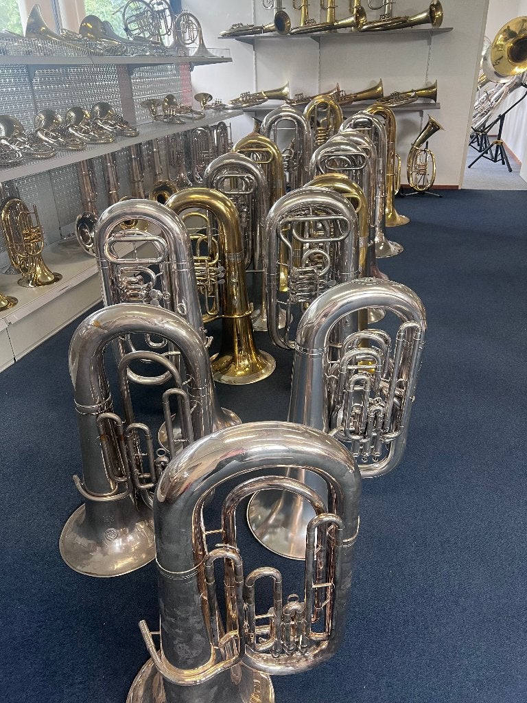 Wij hebben verschillende Bes en Es Tuba's op voorraad, Ophalen, Gebruikt, Bes-tuba, Met koffer of draagtas
