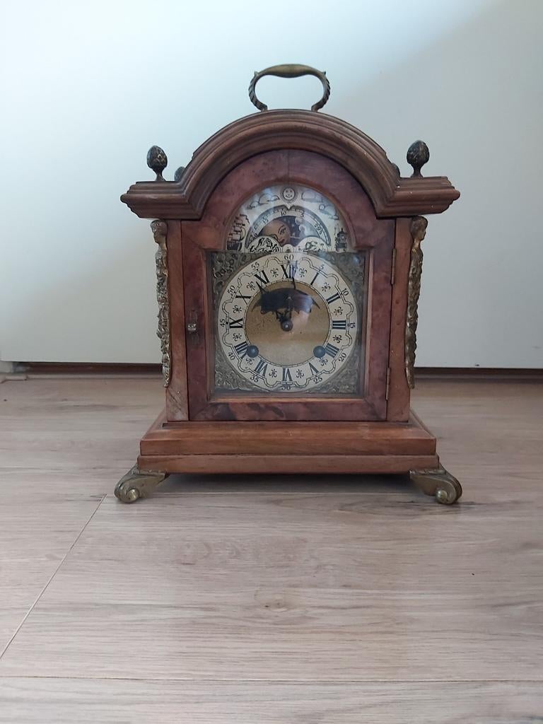 Antieke noten hout john smith tafelklok in goede staat, Antiek en Kunst, Ophalen of Verzenden