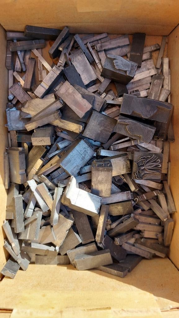Doosje vol met druk letters., Antiek en Kunst, Antiek | Gereedschap en Instrumenten, Ophalen of Verzenden