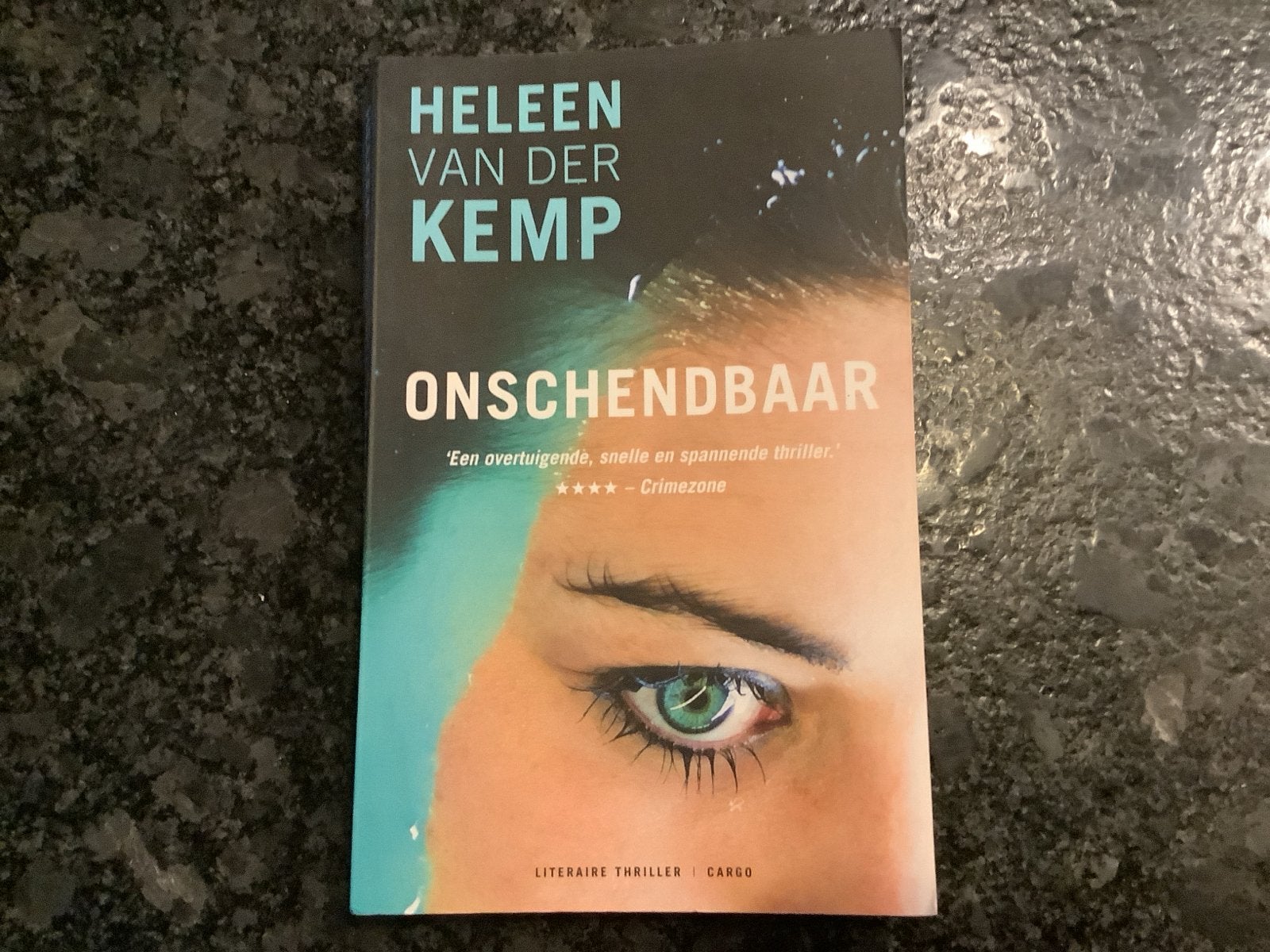 Onschendbaar - Heleen van der Kemp (Literaire Thriller), Boeken, Ophalen of Verzenden, Zo goed als nieuw, Nederland