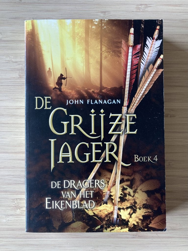 De Grijze Jager Boek 4 - De Dragers van het Eikenblad, Ophalen of Verzenden, Zo goed als nieuw, John Flanagan