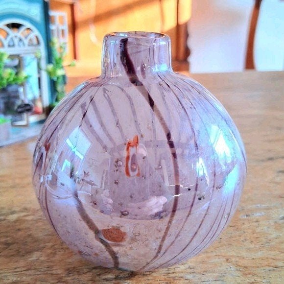 Des Pots roze vaasje.
12 cm hoog.
Verzendkosten 8.75 of opha, 12 cm, Ophalen of Verzenden, Roze, Glas