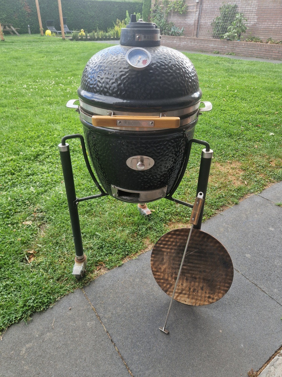 Monolith Kamado Junior, uitstekende staat,  met onderstel en, Ophalen, Gebruikt, Monolith