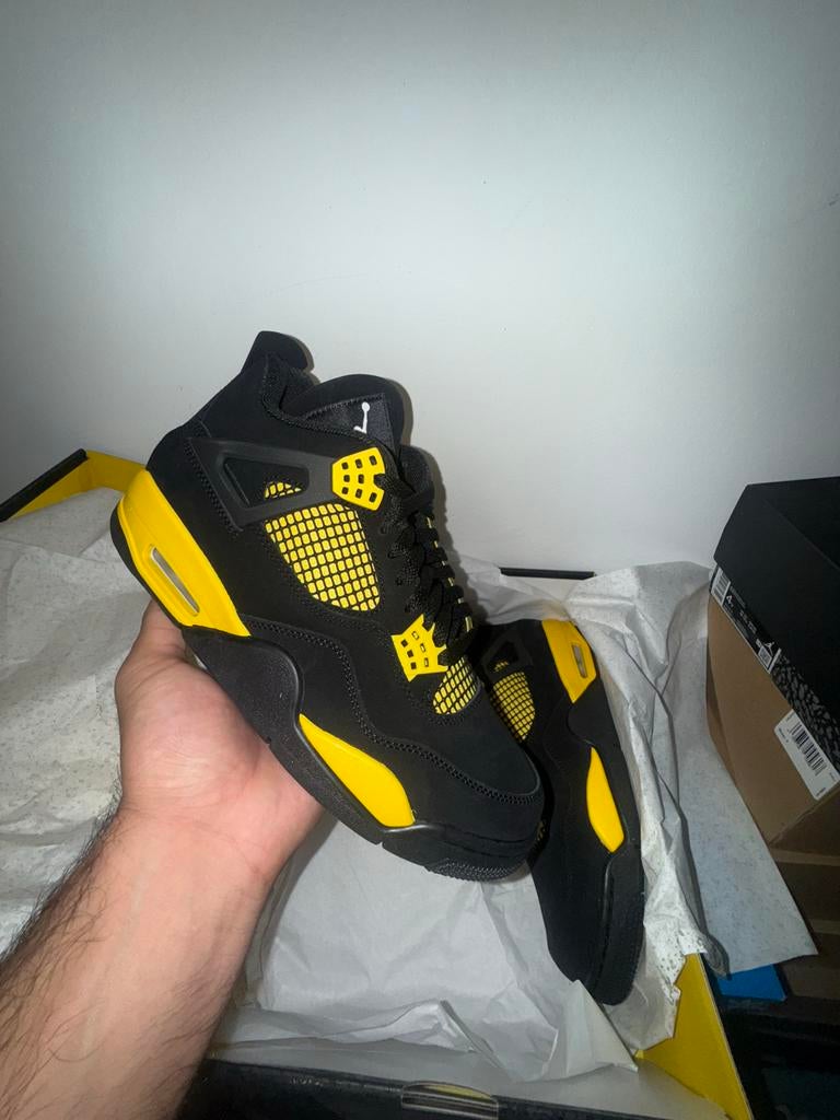 Jordan 4 Retro Thunder - Maten 43 & 45, Ophalen of Verzenden, Nieuw, Zwart, Sneakers of Gympen