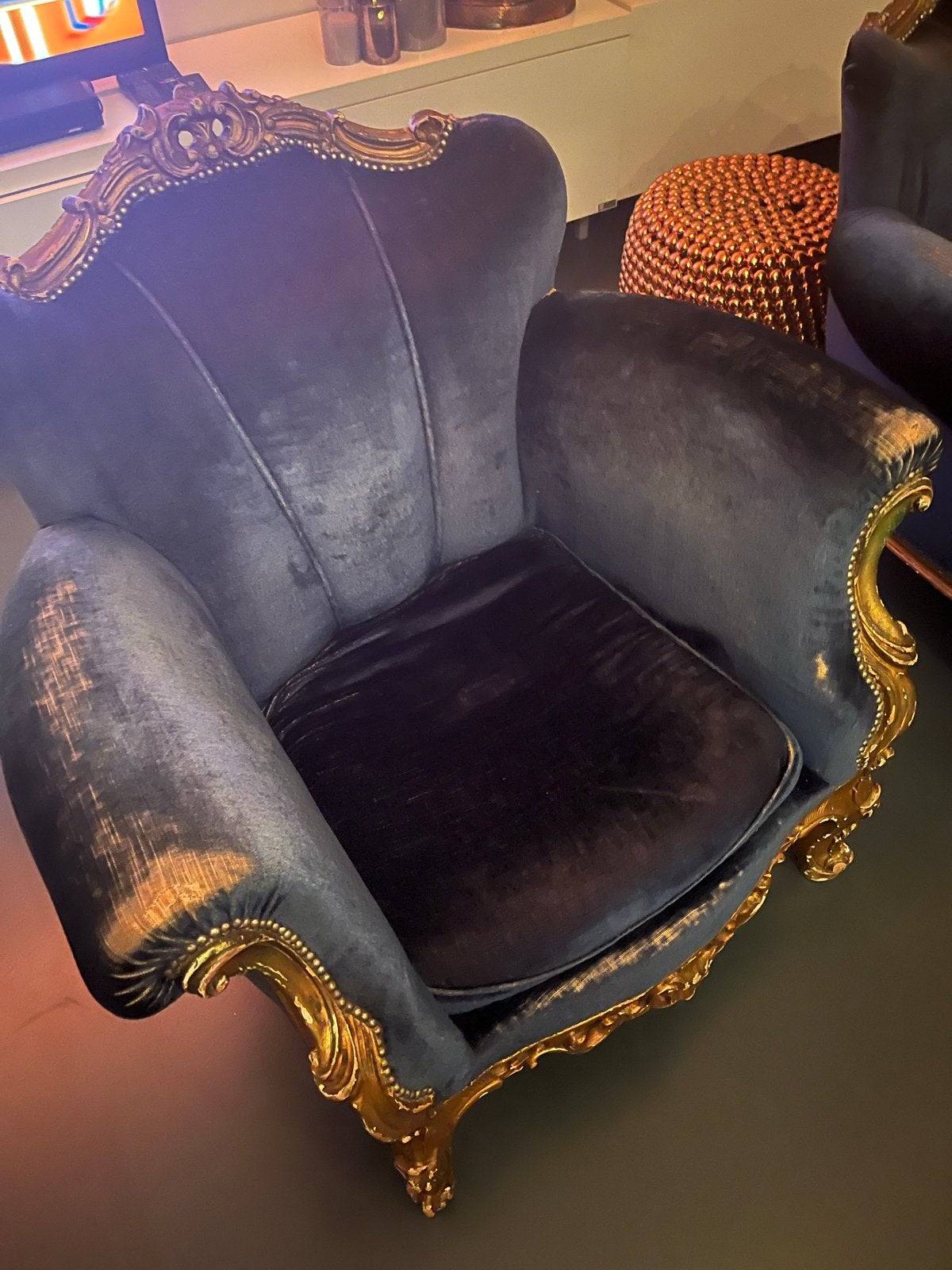 Barokke fauteuil - Blauw fluweel met gouden details, Antiek en Kunst, Ophalen of Verzenden
