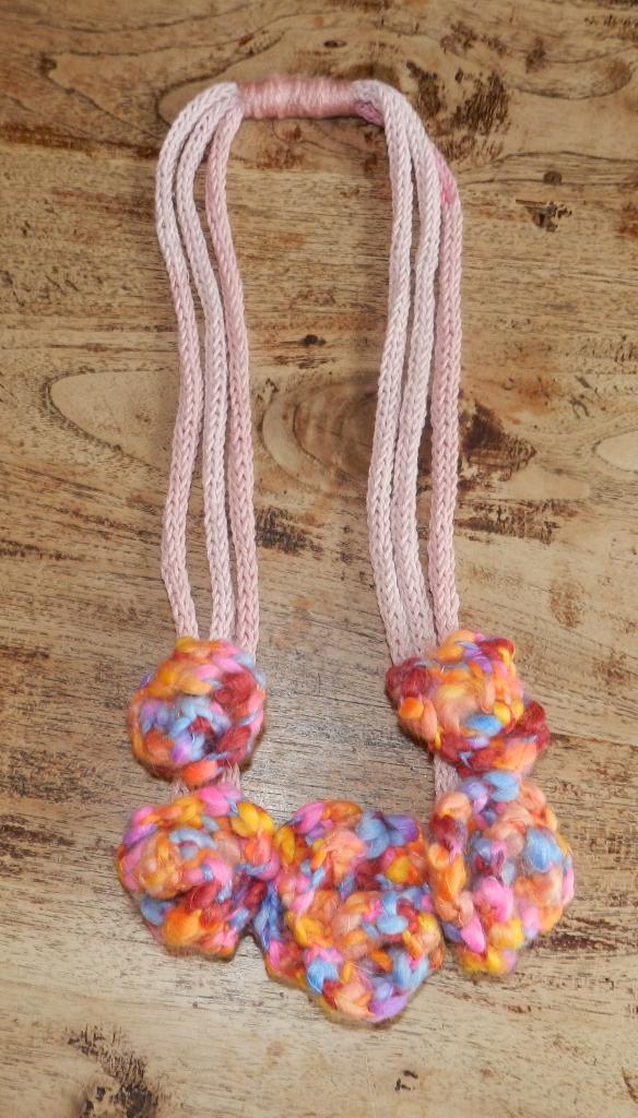 Handgemaakte roze ketting van punnikkoord met bloemen., Verzenden, Nieuw, Roze, Overige materialen