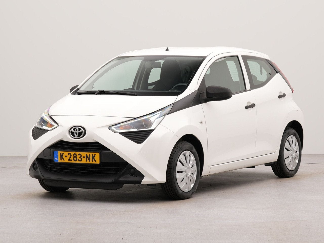 Toyota Aygo 1.0 VVT-i x-fun | Bluetooth | Airco | Reservewie, Gebruikt, 4 stoelen, Bedrijf, Handgeschakeld