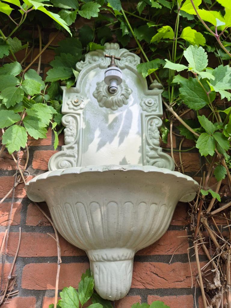 Metalen wandfontein voor buitenkraan   landelijk brocante, Ophalen of Verzenden, Gebruikt