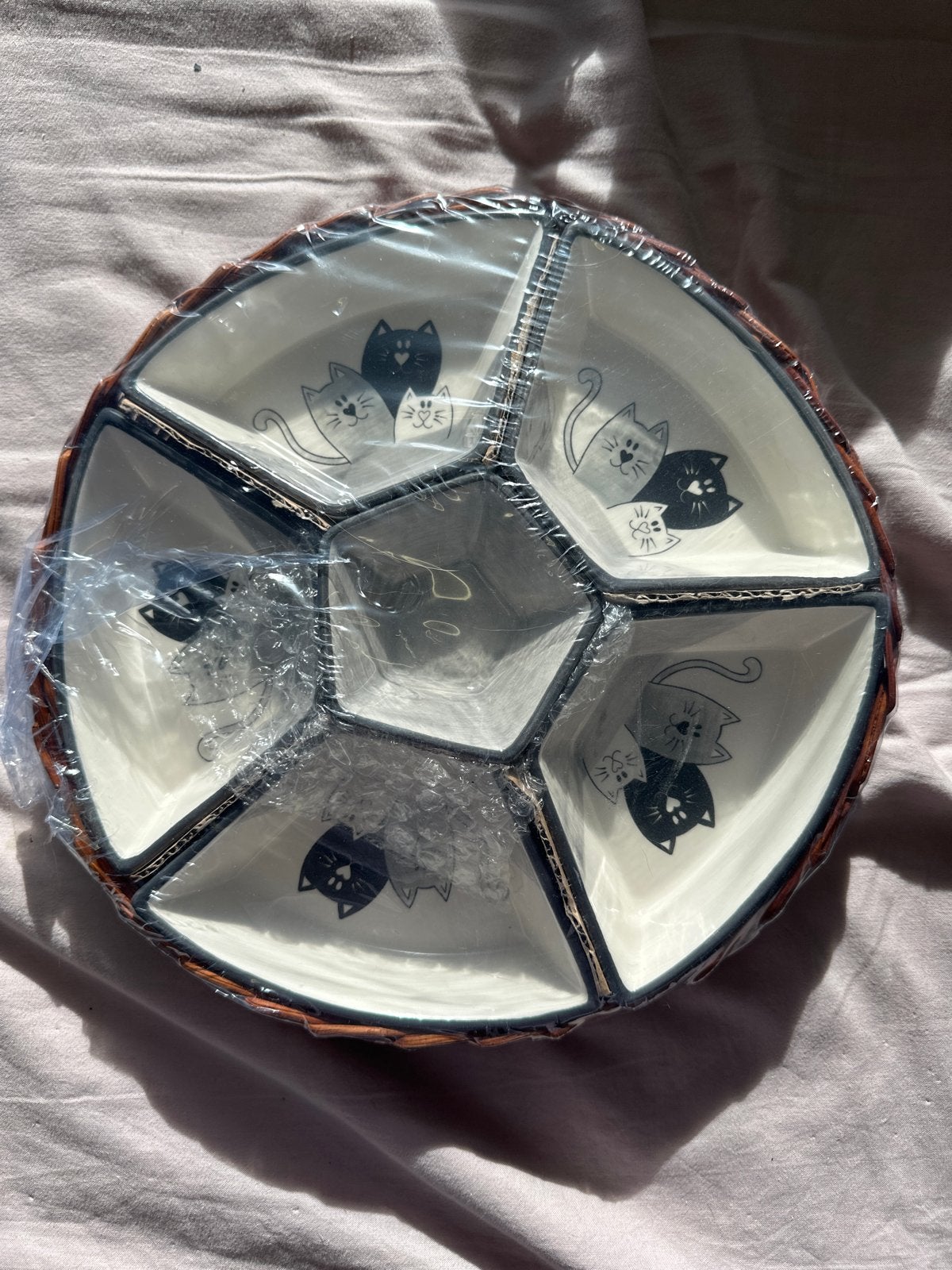 Rieten mand met 6 porseleinen bakjes - Katten design, Ophalen, Nieuw