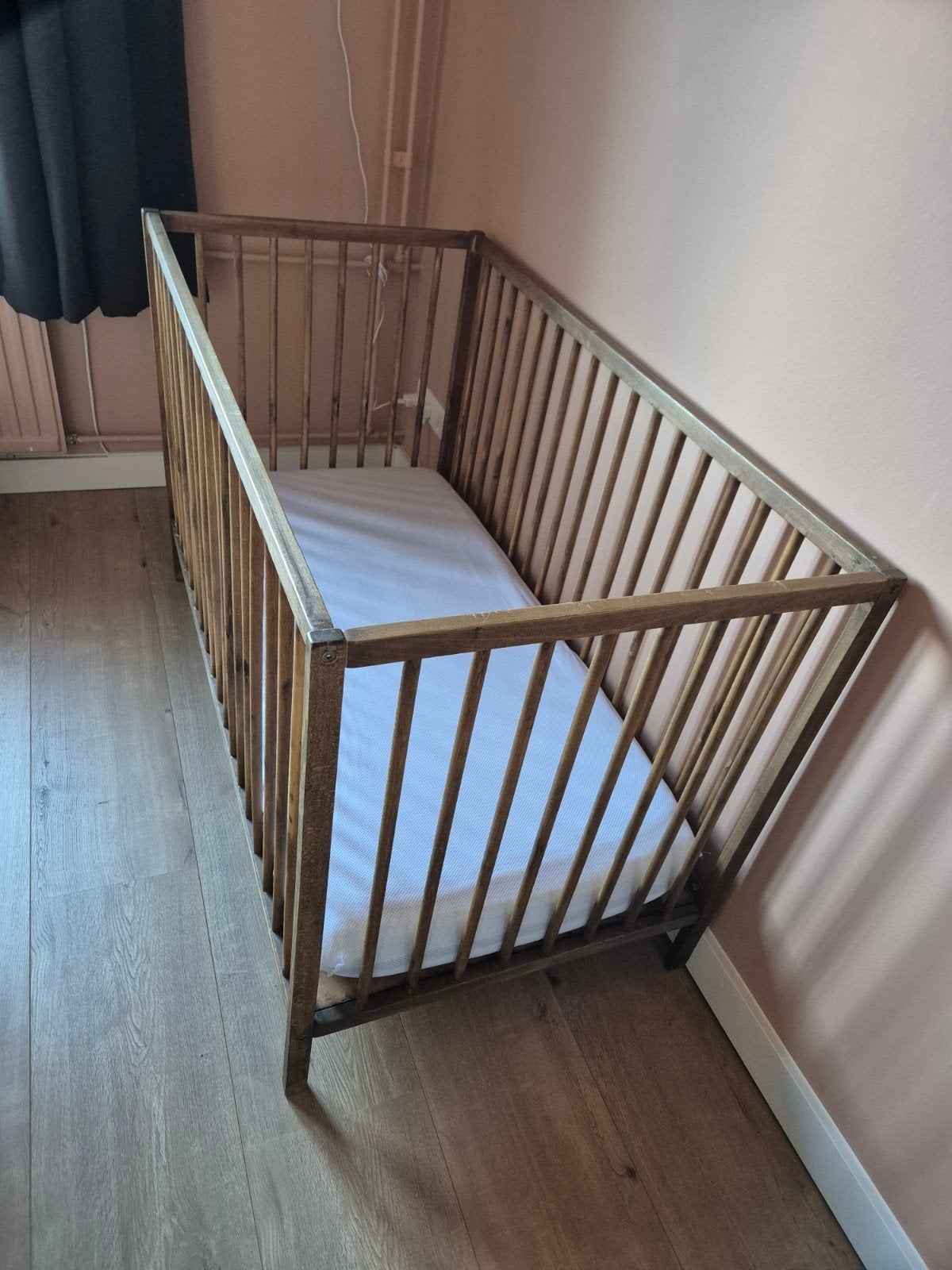 Ikea Sniglar Babybedje gebeitst in Donker Walnoot., Ophalen of Verzenden, Zo goed als nieuw, Ledikant