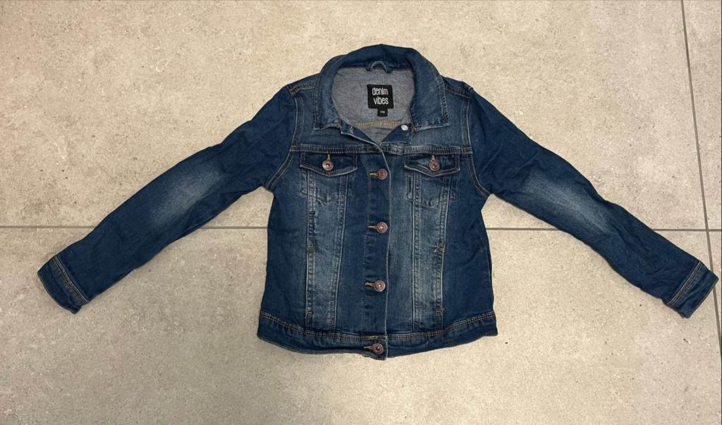 Stoere spijkerjas voor kinderen - Maat 128, Kinderen en Baby's, Kinderkleding | Maat 128, Ophalen of Verzenden, Zo goed als nieuw