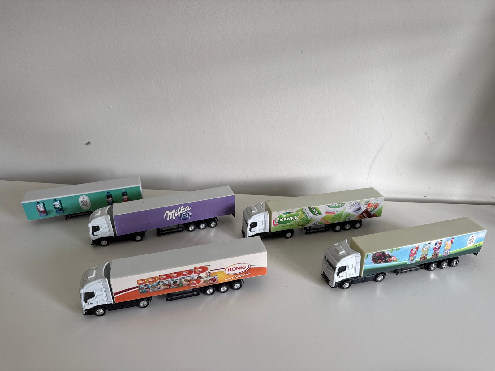 Miniatuur vrachtwagens met trailers (Milka, Roosvicee, Honig, Ophalen of Verzenden, Gebruikt