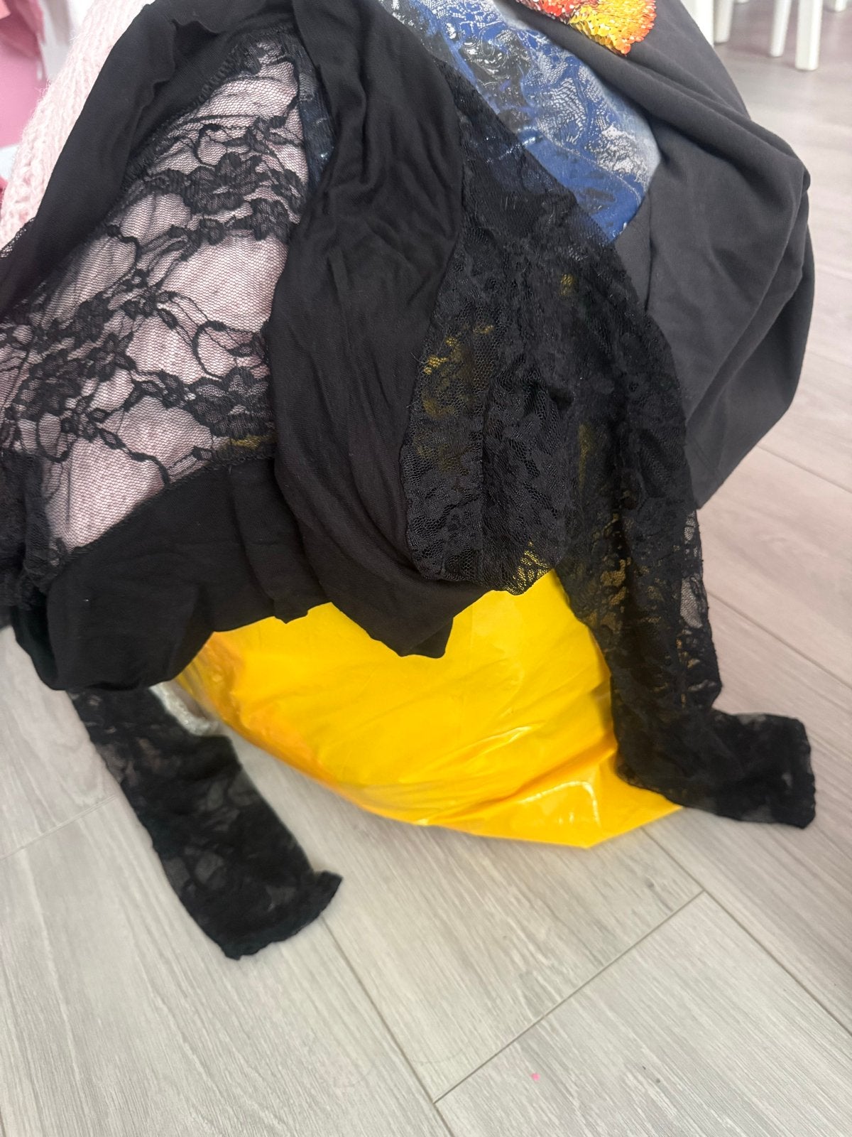 Grote zak met diverse kleding (truien, hemden, sjaals), Ophalen, Gedragen