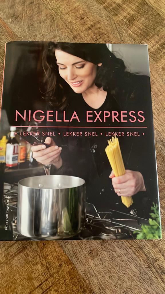 Nigella Express kookboek - Lekkere en snelle recepten, Boeken, Hoofdgerechten, Ophalen of Verzenden, Zo goed als nieuw, Nigella Lawson