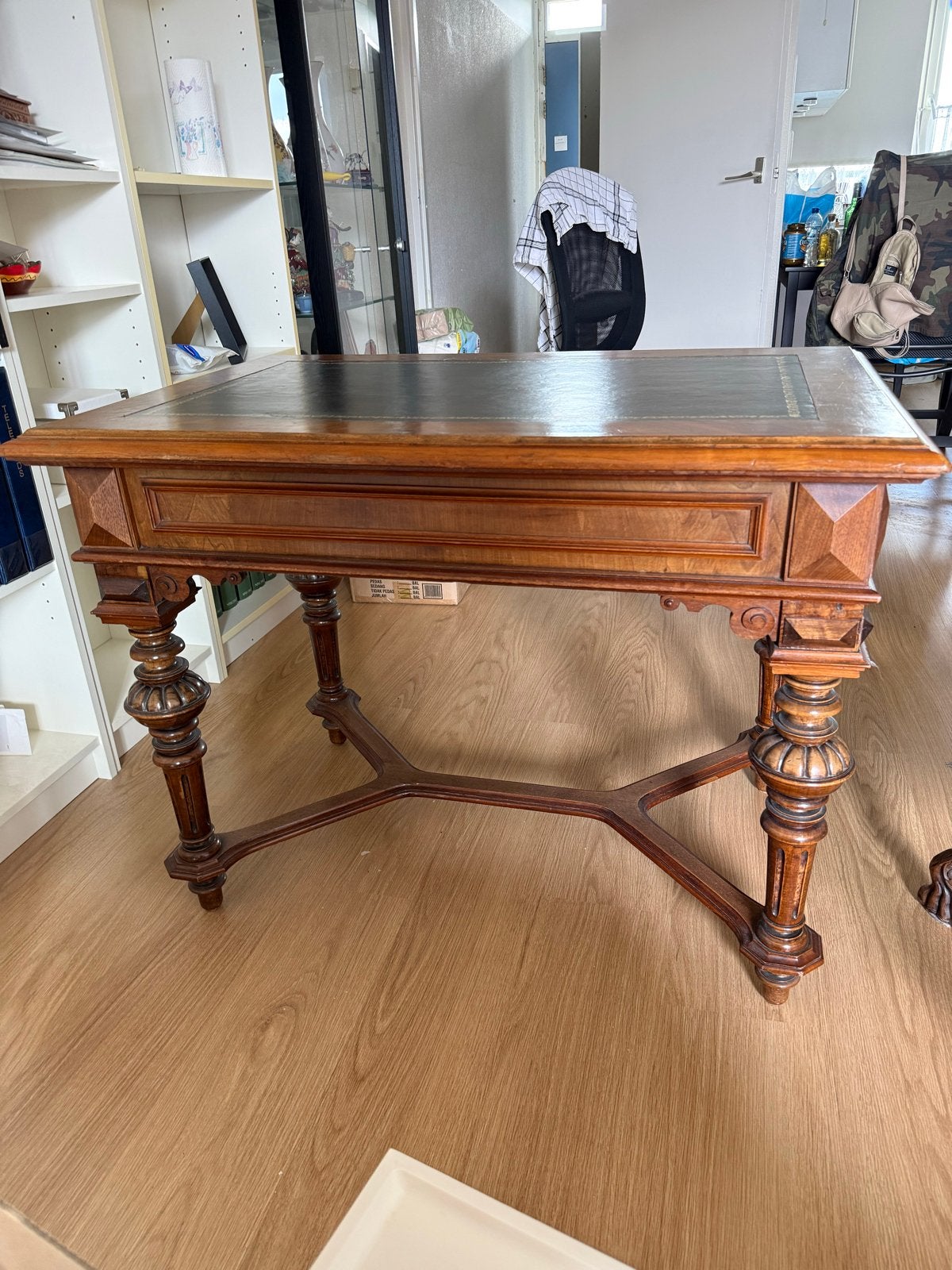 Antieke Victoriaanse Schrijftafel Notenhout met Leer, Ophalen