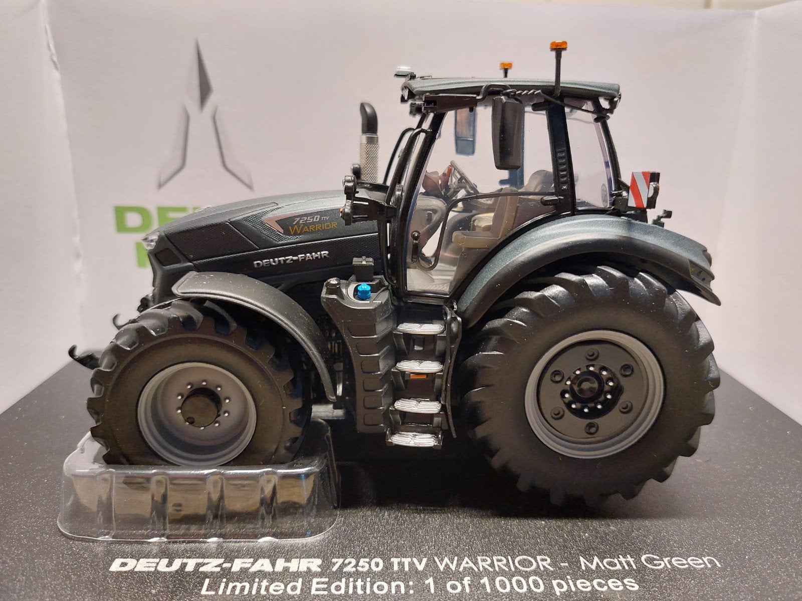 Deutz Fahr 7250 TTV Warrior Matt green, Ophalen of Verzenden, Nieuw, Tractor of Landbouw, Universal Hobbies