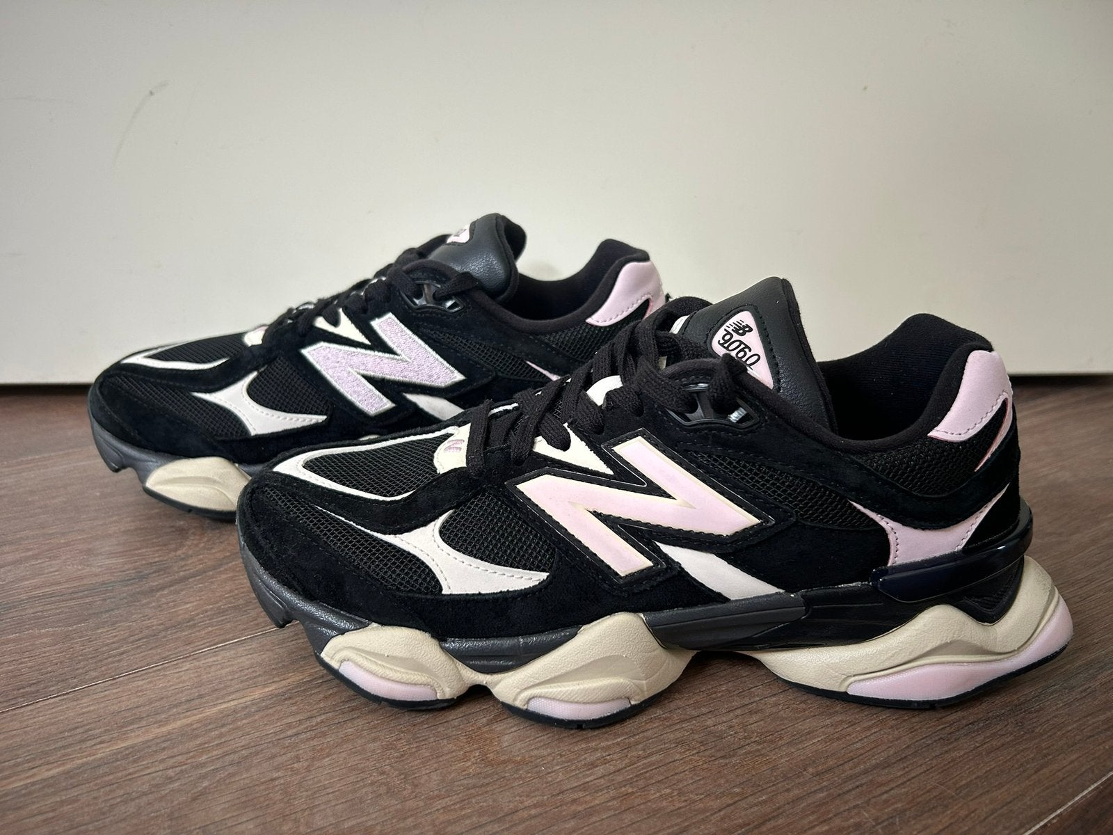 New Balance 9060 zwart/licht roze (graag tekst lezen), Overige merken, Overige typen, Ophalen of Verzenden, Zo goed als nieuw
