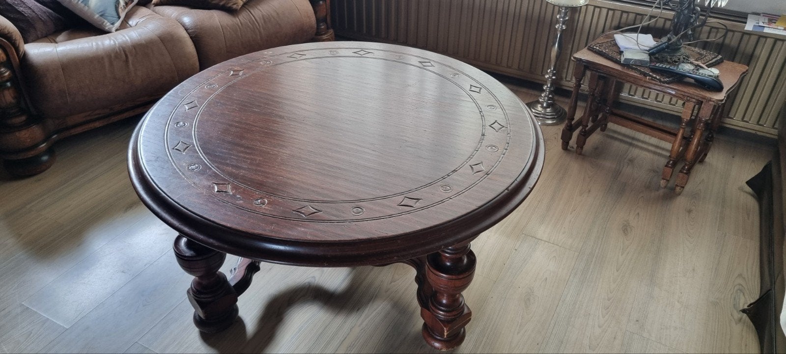 Ronde houten salontafel met sierlijke poten, Ophalen, Gebruikt, 50 tot 100 cm, Rond