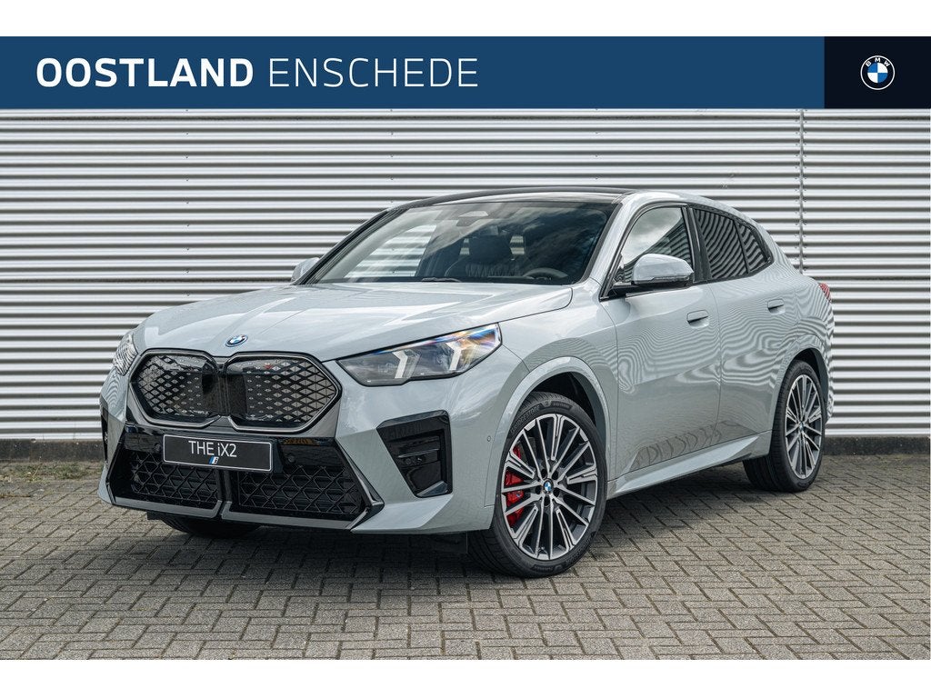 BMW iX2 eDrive20 M Sport / Panoramadak / Sportstoelen / Adap, Auto's, BMW, IX2, Zwart, Leder, Nieuw