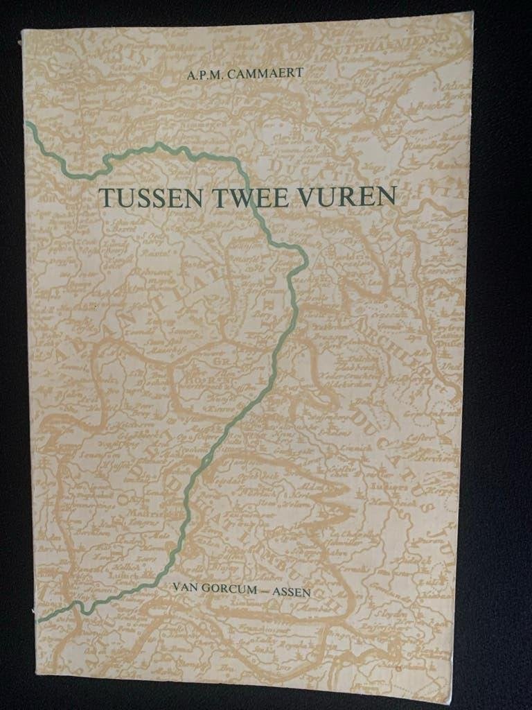 Tussen Twee Vuren - A.P.M. Cammaert (Van Gorcum - Assen), Ophalen of Verzenden, Gelezen, Nederland